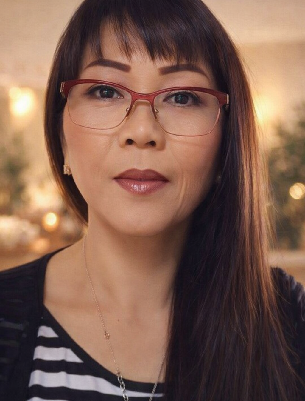 Wasana mit langen, schwarzen Haaren und Brille.