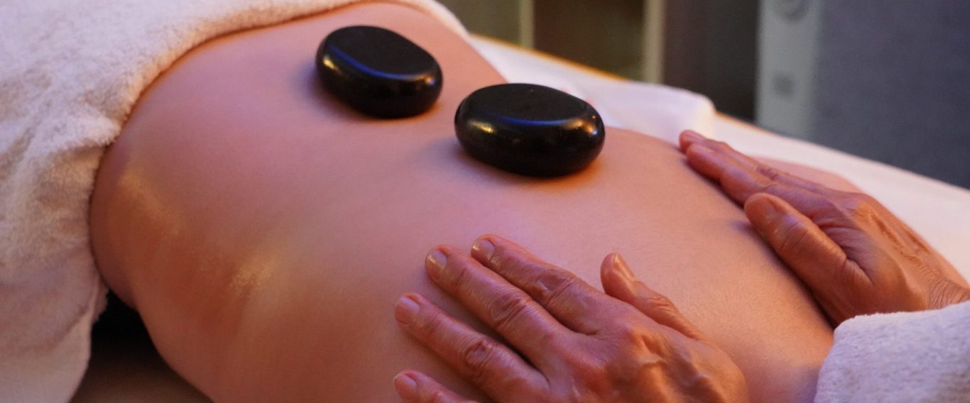 Hot-Stone Massage mit warmen Lavasteinen bei Wasana Thai Massage in Kelmis nahe Aachen