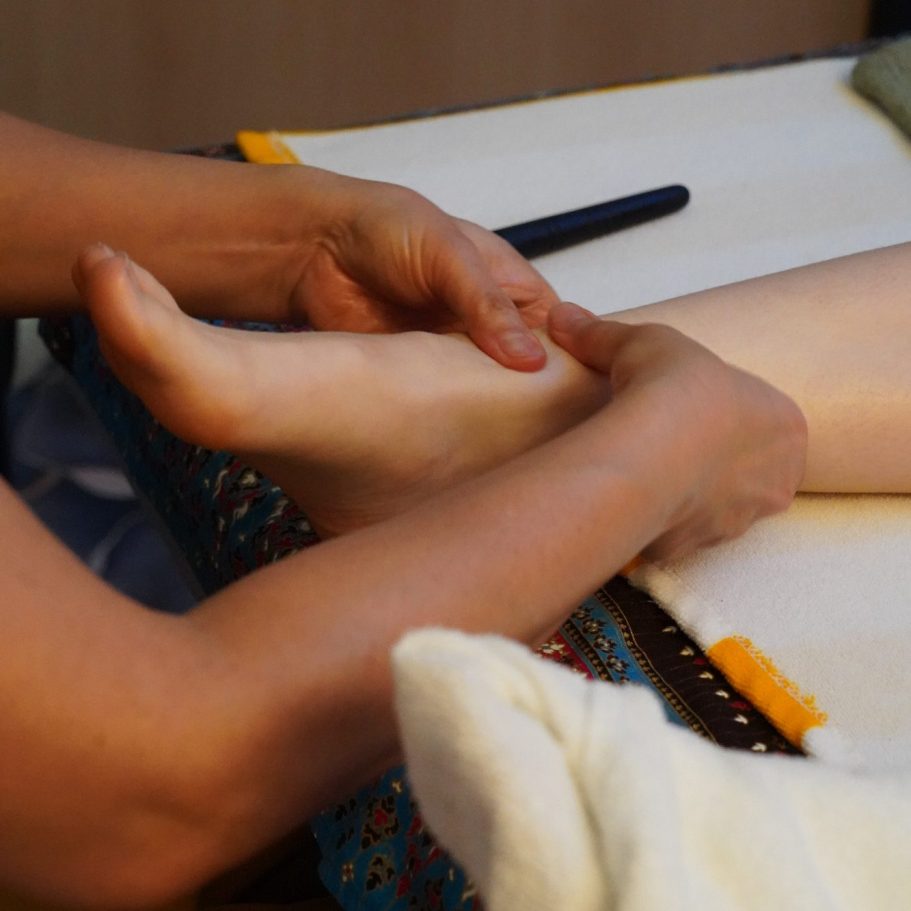 Fuß-Reflexzonen Massage für Balance & Wohlbefinden Fuß-Reflexzonen Massage zur Förderung der Durchblutung und Entspannung bei Wasana Thai Massage in Kelmis
