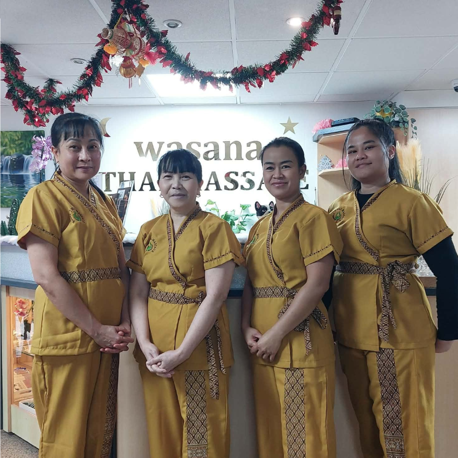 Vier Mitarbeiterinnen stehen vor dem Empfangstresen bei Wasana Thai Massage