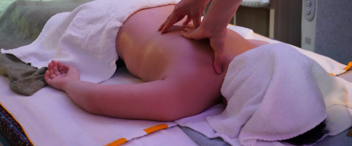 Sanfte Massage für Ruhe & Wohlbefinden bei Kindern Sanfte Kinder Massage zur Förderung von Ruhe und Entspannung bei Wasana Thai Massage in Kelmis