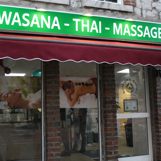 Schaufenster Wasana Thai-Massage-Studio mit grünem Schild und Innenansicht.