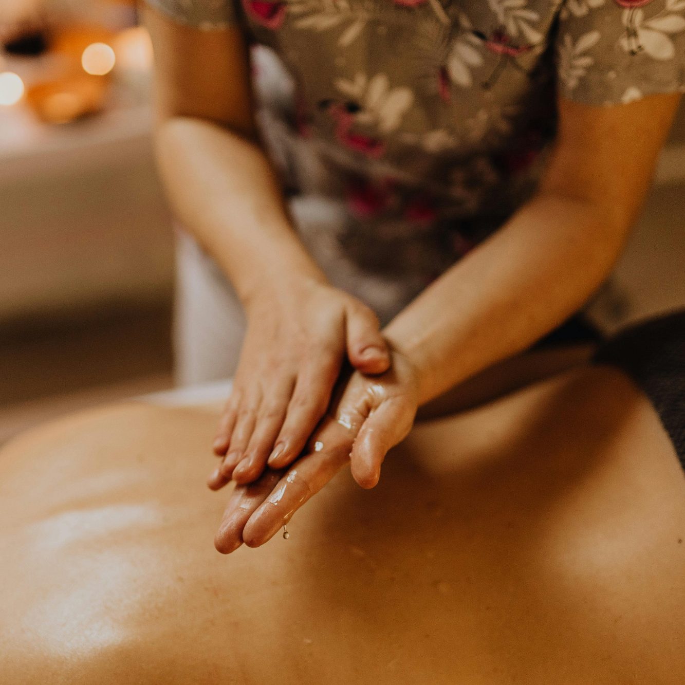 Full-Relax Öl Massage Eine Person gibt eine Massage auf dem Rücken eines liegenden Menschen.