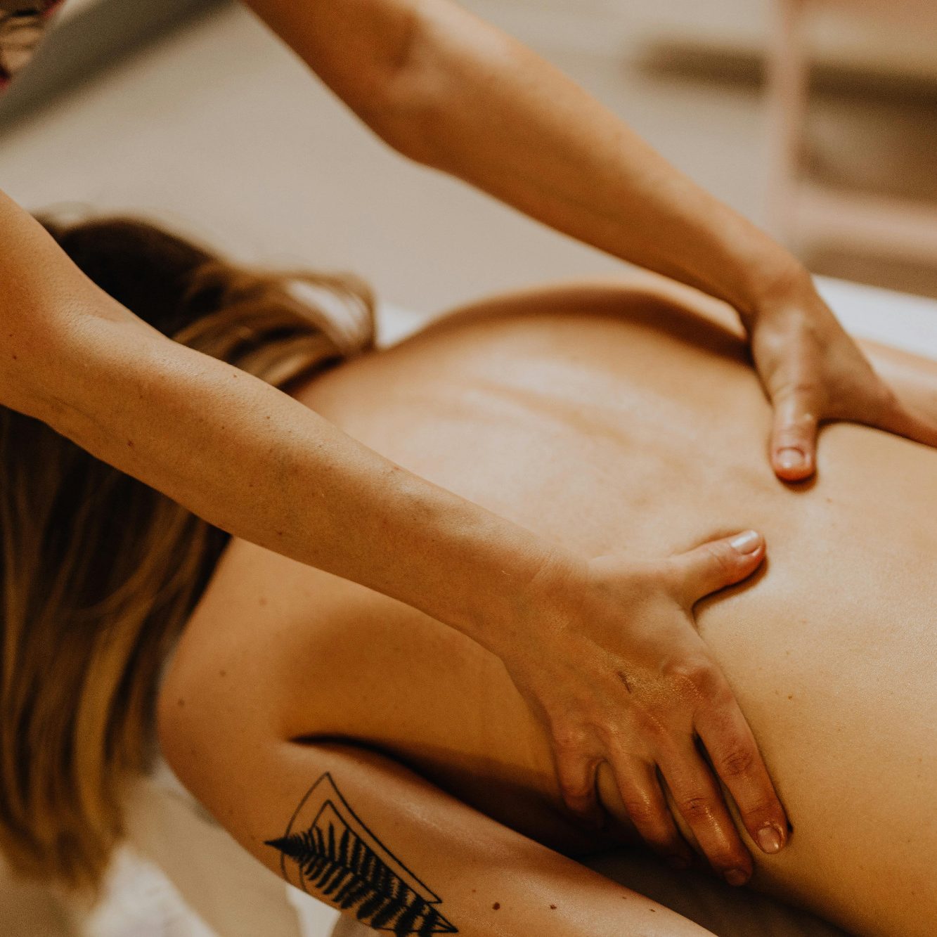 Thai Massage Traditionelle Eine Person erhält eine Rückenmassage in einem entspannenden Ambiente.