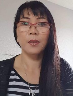 Profilbild-Wasana Wasana mit langen, schwarzen Haaren und Brille.
